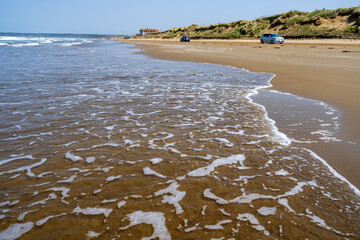 車で走れる海岸で知られる千里浜なぎさドライブウェイ