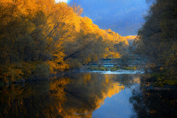 Rzeka Wisła w Ustroniu jesienią © charlottemelanie