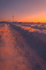 Krzyż na Wzgórzu Trzy Lipki w Bielsku-Białej zimą o zachodzie słońca