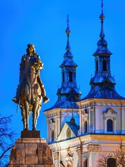 Fototapeta premium Pomnik Bitwy pog Grunwaldem na krakowskim Placu Matejki o poranku