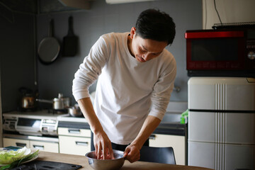 料理する男性