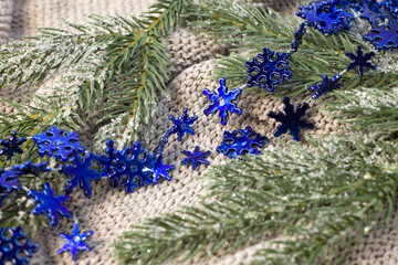 Obraz premium Beautiful blue Christmas garland with patterns in on a cozy light textured background, close up