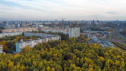 Obraz premium Aerial view of residential buildings in the Moscow district of Lianozovo and Beskudnikovo from the side of Linozovsky Park on a summer evening at sunset. 