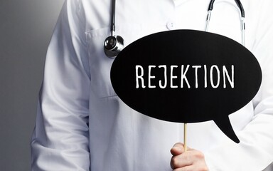 Rejektion. Arzt mit Stethoskop hält Sprechblase in Hand. Text steht im Schild. Gesundheitswesen, Medizin