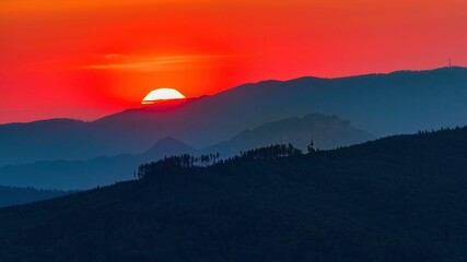 Wschód słońca nad Pieninami i Trzema Koronami widziany z Gęsiej Szyi