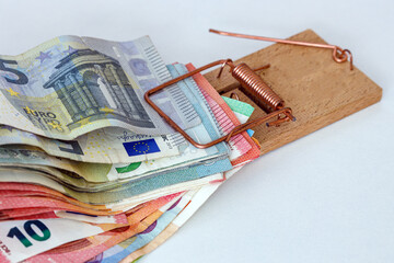 A mouse trap is catching euros and money