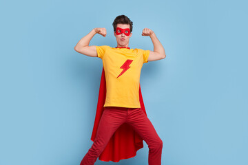 Comic muscular superhero showing biceps - obrazy, fototapety, plakaty