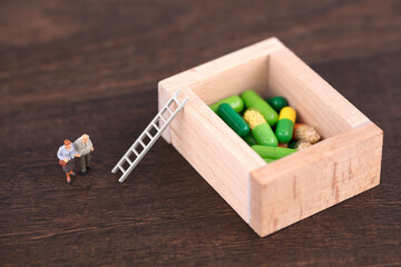 Miniature Creative Elderly Medicine Issues