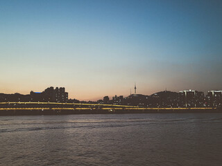 Fototapeta na wymiar 야경 지는 한강(night view and river)