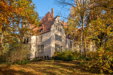 Obraz premium Autumn landscape of the palace in Lubniewice, western Poland 