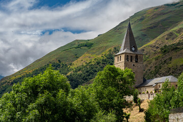 Fototapeta na wymiar Iglesia románica de Garós (Valle de Arán, Pirineo Catalán)