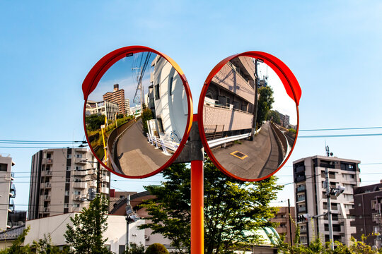 カーブミラーのある路地