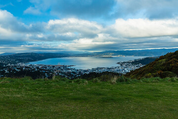 ニュージーランド　首都ウェリントンのブルックリン・アーミーバンカーの丘から見えるウェリントン港の風景
