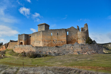 Fototapeta na wymiar Castillo de Ucero Cañón del Río Lobos provincia de Soria