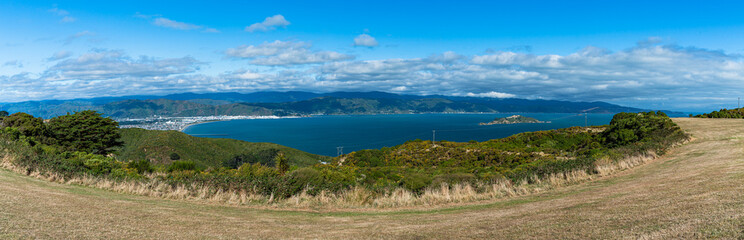 Fototapeta na wymiar ニュージーランド　首都ウェリントンのギルバード・ブッシュ保護区から見えるウェリントン湾とマティウ・サムズ・アイランド