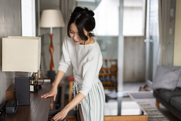 家事をこなす若い女性