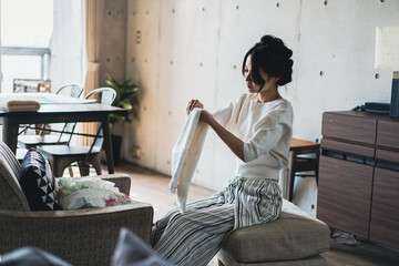 家事をこなす若い女性