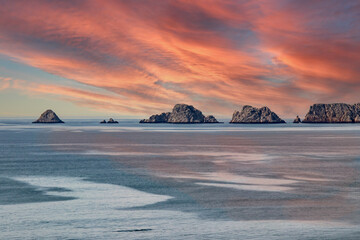 Coucher de soleil sur les tas de pois à la Pointe de Pen-Hir depuis la Pointe de Dinan sur la...