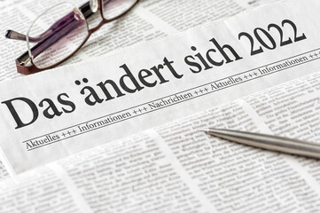 Zeitung mit der Überschrift Das ändert sich 2022