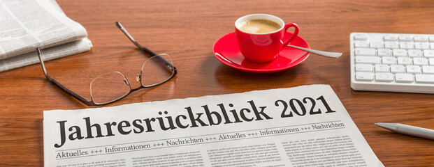 Fototapeta na wymiar Zeitung auf Schreibtisch - Jahresrückblick 2021