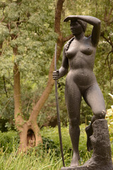 Fototapeta na wymiar sculpture of a woman in the botanical garden of palermo, buenos aires