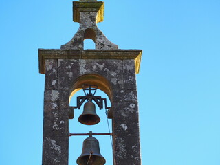 espadaña campanario de la iglesia de santa eufemia de monte de toques, dos campanas superpuestas y acabado en una cruz, la coruña, españa, europa

