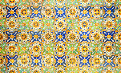 Azulejos de Triana. Azulejos de patrón. Azulejos decorativos de decoración floral en una casa de...