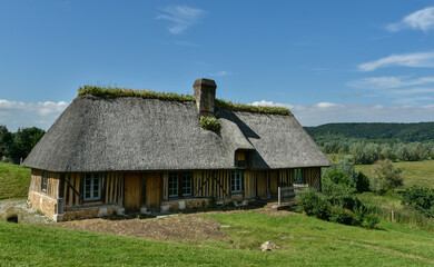 Fototapeta na wymiar Maison Traditionnelle en toit de chaume de Normandie