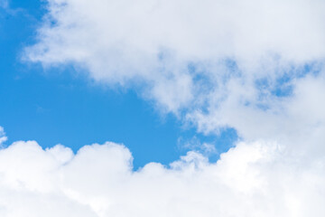 Obraz premium Blue sky and white clouds on a sunny day