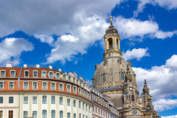 Häuserreihe mit der Kuppel der Frauenkirche in Dresden.