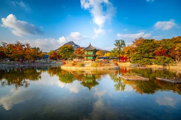 Fototapeten autumn landscape with lake at Gyeongbokgung palace Seoul South Korea. © sayan