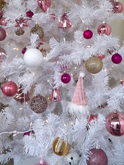 Albero di Natale addobbato con palline e decorazioni artistiche