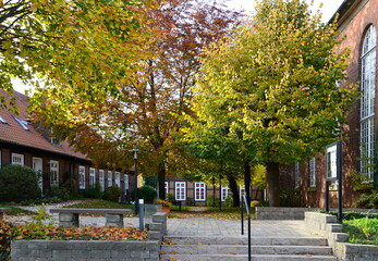 Herbst im Dorf Rethem am Fluss Aller, Niedersachsen