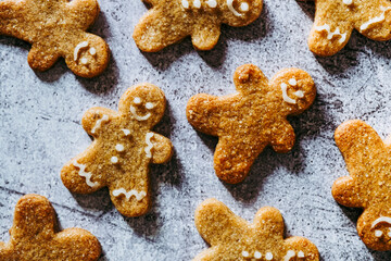 Bonhommes en pain d'épices posés sur un fond gris avec espace vide - Décor de fêtes de Noël