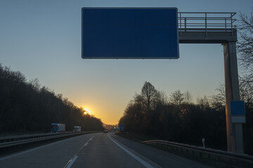 Schild beim Sonnenuntergang