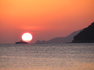 瀬戸内海に沈むだるま夕日
