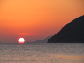瀬戸内海に沈むだるま夕日