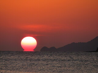 瀬戸内海に沈むだるま夕日