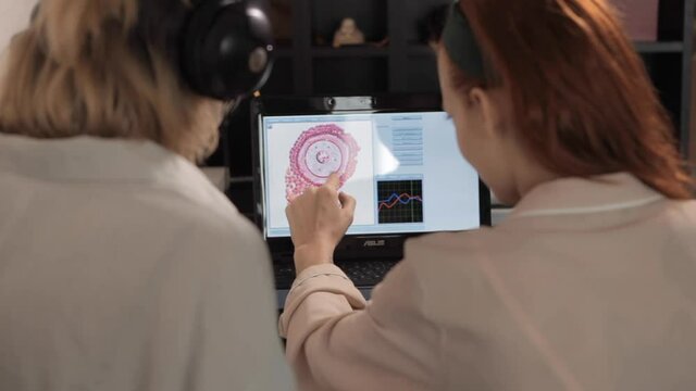 Computer BioresonaДиетолог с помощью сегментарного многочастотного анализатора состава тела с молодой женщинойnce diagnostic. High quality FullHD footage