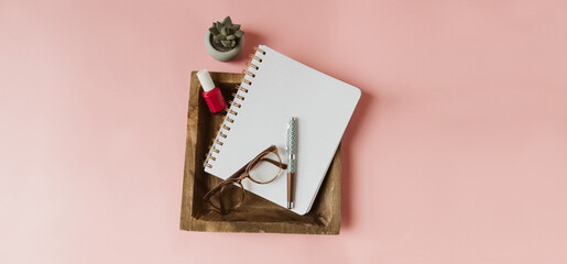 Cahier avec lunettes et stylo plume sur fond rose pour l'écriture - inspiration pour blogger - page blanche