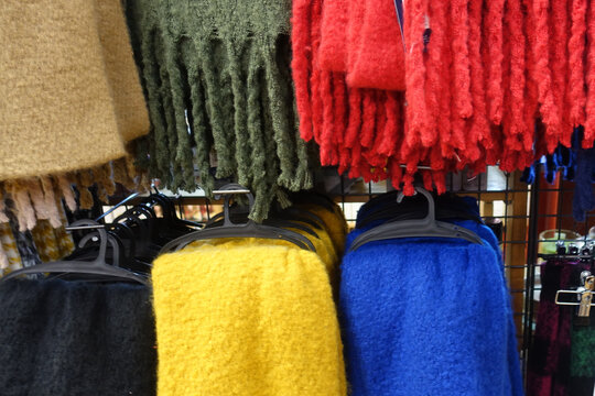 &eacute;charpes d'hiver, cache nez color&eacute;s en magazin