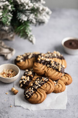 Fototapeta na wymiar Spritz biscuits sablés ambiance de Noël au chocolat et noisette avec sapin et bouteille de lait