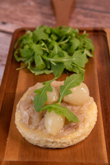 Thin iced onion tart, mashed pink onions and salad