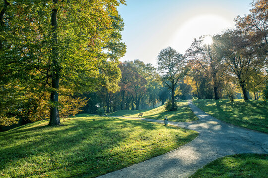 Die vom Herbst verf&auml;rbten B&auml;ume im Historischen Park auf dem Bielefelder Johannisberg