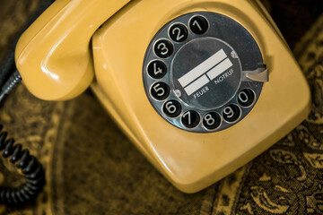 Altes analoges Wählscheiben-Telefon (FeTAp) aus den 70er Jahren