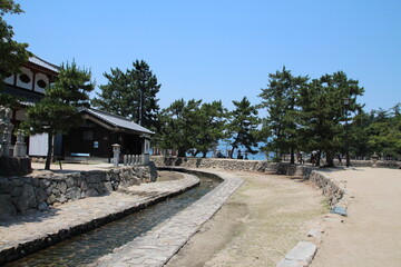 Fototapeta na wymiar Santuario Itsukushima, Japon. Con el torii o arco sagrado de entrada al santuario Itsukushima en la isla de Miyajima.