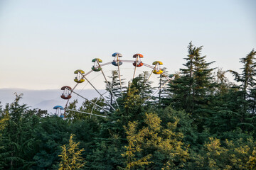 Das Riesenrad des Freizeitpark in Kutaissi (Georgien) ragt einsam aus den Baumwipfeln