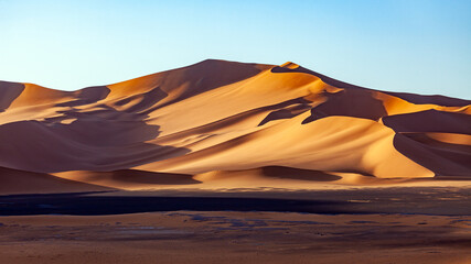 sand dunes in the desert of sahara in algeria - obrazy, fototapety, plakaty