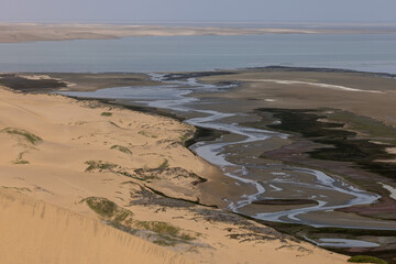 Die Sanddünen der Namibwüste grenzen direkt an den Atlantik mit Flachwasserbereichen, Salzwiesen und Lagunen