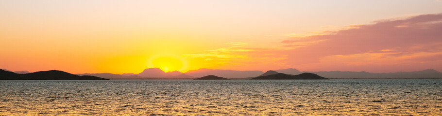 Fototapeta na wymiar sea and mountain on sunset